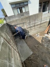 強度をあげるために鉄筋などを入れます
